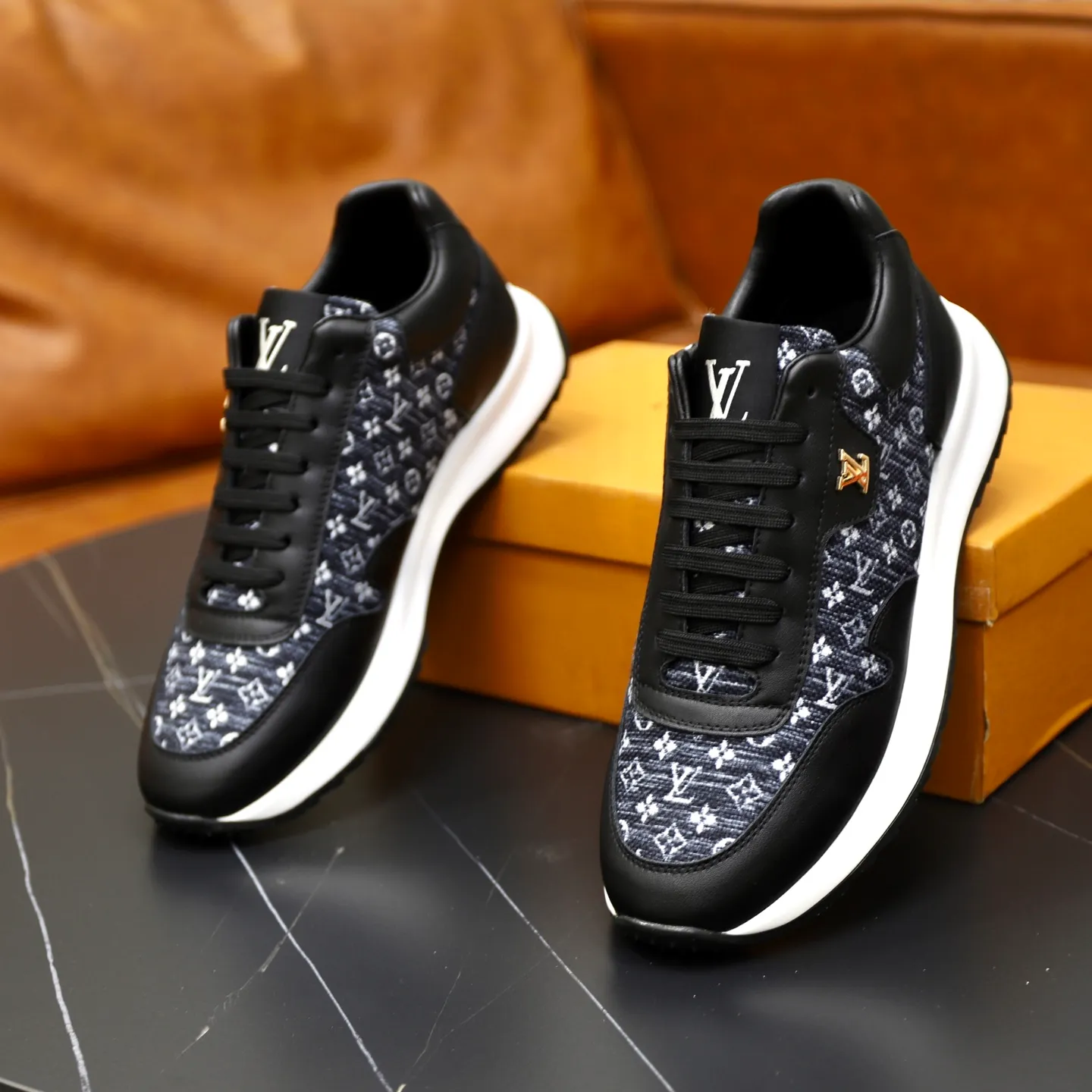Ex-factory price: 462💰🙅‍♂️🙅‍♂️🙅‍♂️ Brand: LV Louis Vuitton Standard code: 38-44 (45 customized) Grade: Same as the official website Material: Original cowhide stitching brand cloth Comfortable and breathable lining Lightweight and wear-resistant sports outsole Style category: Men's fashion casual shoes Running sneakers Distinguished luxury brand elements Top luxury Color: actual picture color